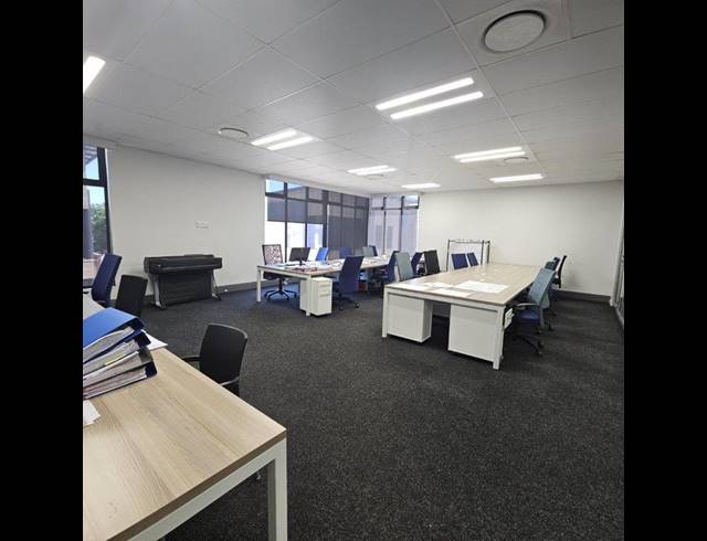 1,371M² BUILDING TO LET IN DIE HOEWES